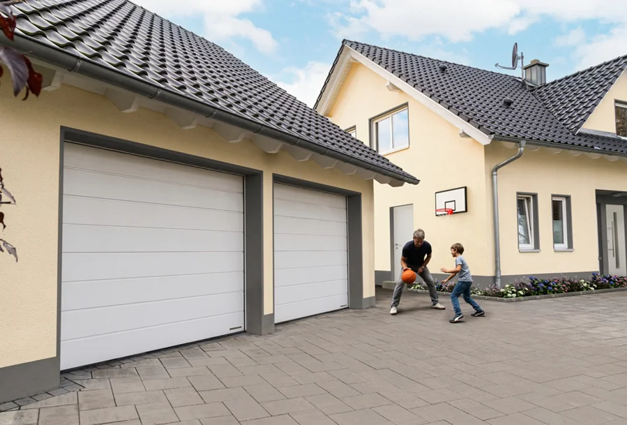 Komfort w dobrej cenie. Co wyróżnia bramę garażową RenoMatic